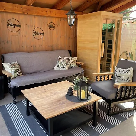 Noa Jacuzzi & Sauna Villa *