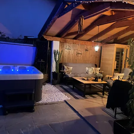 Noa Jacuzzi & Sauna Villa