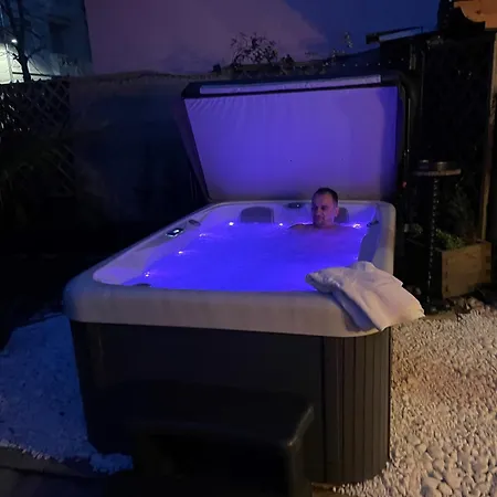Noa Jacuzzi & Sauna Villa