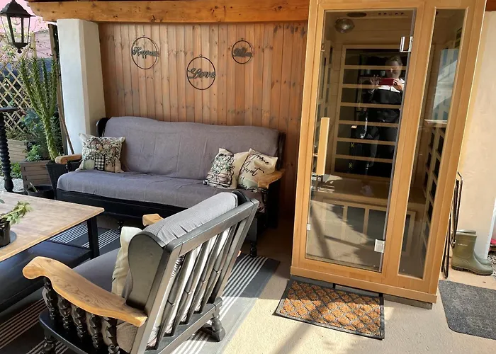 Noa Jacuzzi & Sauna Villa *