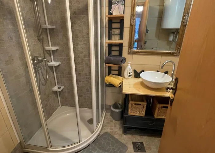 Noa Jacuzzi & Sauna Villa *