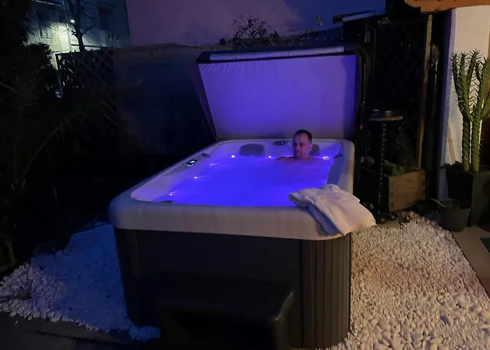 Noa Jacuzzi & Sauna Villa